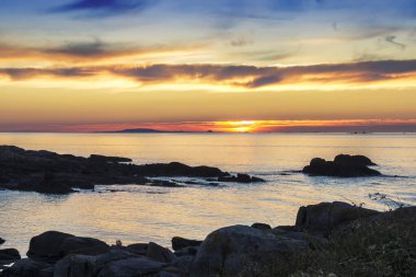 Arousa, Arousa Adası 'nın kayalık kıyılarından günbatımında, Golgen' in ağzında.