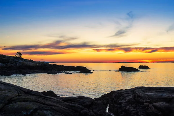 Felsige Küste Der Insel Arousa Mit Goldenem Sonnenlicht Über Der — Stockfoto