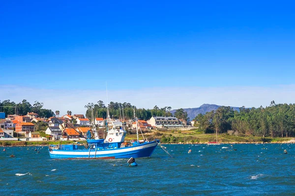 Barco Pesca Azul Ancorado Ilha Arousa Galiza Espanha — Fotografia de Stock