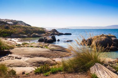 Arousa Estuary 'deki Areoso adasının kıyısındaki granit kayaları, Galiçya, İspanya