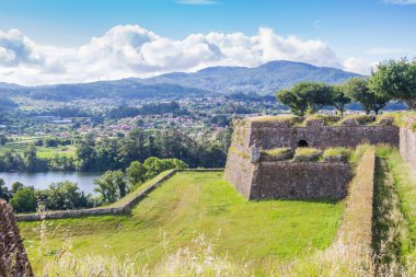 Valenca, Minho 'nun Portekiz' deki nehrin üzerinde bir kalesi var.