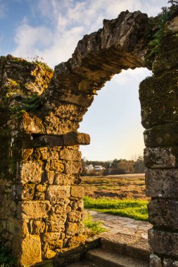 Batı kulelerindeki taş kemer Catoira köyündeki tarihi kalıntılar.