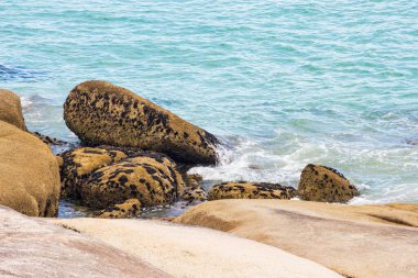 Kıyı kayaları deniz dalgalarıyla dövüldü.