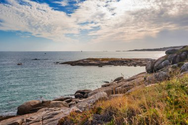 Raeiros 'un Horizon ve kayalık kıyıları O Grove kasabası, Galiçya, İspanya