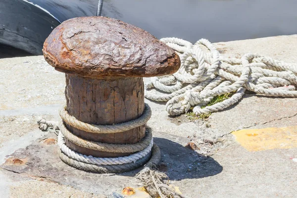 Rostig Järn Port Pollare Med Rullat Rep — Stockfoto