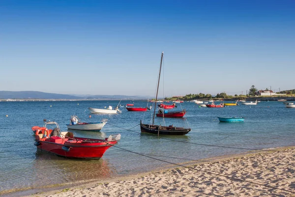 Barcos Pesca Ancorados Costa Praia Riason Ilha Arousa Galiza Espanha — Fotografia de Stock