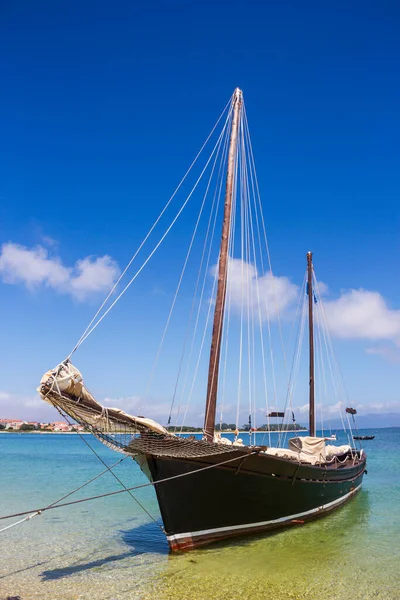 Verankertes Zweimaster Segelboot Strand Von Bao Auf Der Insel Arousa — Stockfoto