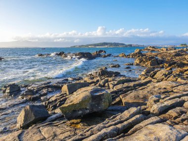 Arousa Adası 'nın kayalık sahillerinde dalga kırılması