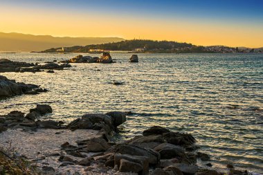 Alacakaranlıkta Arousa Adası 'nın Rocky Sahili
