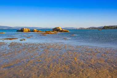 Arousa Adası, Galiçya, İspanya 'da, Camaxe sahilinde dalgalar yükselen kayalık adacık.