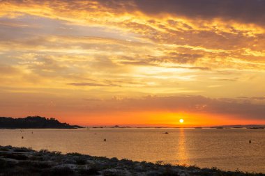 İspanya 'nın O Grove kasabasındaki Meksika plajından günbatımında Arousa haliçleri