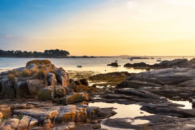 Akşamları Arousa Adası 'ndaki Espinos kıyılarındaki kayalıklar.