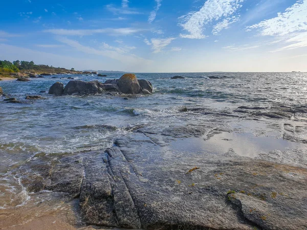 Kameny Vlny Skalnatém Pobřeží Quilmaw Ostrově Arousa Galicie Španělsko — Stock fotografie