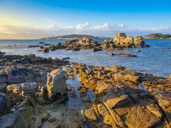 スペインのガリシア島アロサ島の海岸にあるArruda岩の島 — ストック写真