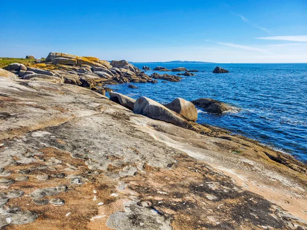 Xidoiros島 Arousa Estury Galicia スペインにある花崗岩の海岸岩 — ストック写真