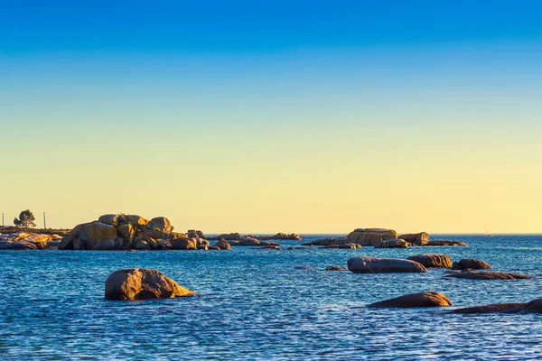 Žulové Pobřežní Skály Vycházející Modrého Moře Ostrově Arousa Galicie Španělsko — Stock fotografie