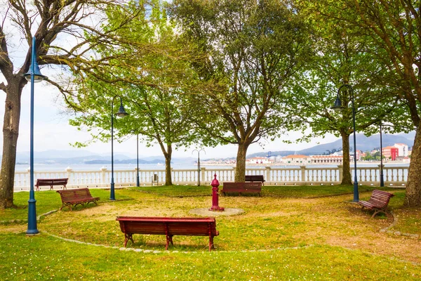 Parque Urbano Verde Rodeado Bancos Árboles Una Fuente Cental Vilaxoan —  Fotos de Stock