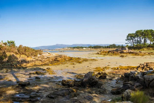 Kameny Písek Pláži Espinos Ostrově Arousa Při Odlivu — Stock fotografie