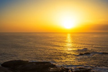 Cabosilleiro Burnu 'ndan Atlantik Okyanusu' nun üzerinde altın bir günbatımı Vigo 'nun ağzında.