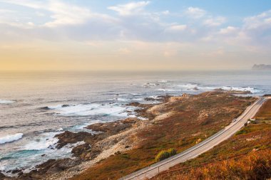 Cabosilleiro 'nun sahil şeridi kıyı yolu ve Atlantik Okyanusu ufkuyla