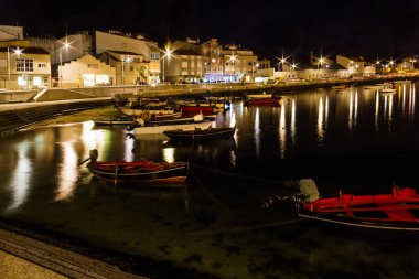 Arousa Adası sahil şeridi ve sahil yolu gece aydınlandı.