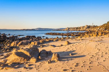Castineira plajı, Pateiros burnu ve Pombeiro kayalık adası O Grove 'un San Vicente' si.