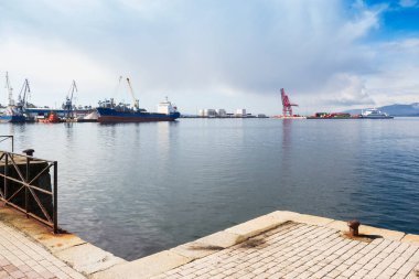 Vilagarcia de Arousa ticari limanında demirli tekneler.