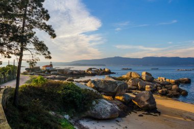 Arousa Adası, Galiçya 'daki Punta Cabalo Burnu' nda deniz feneri ve kıyı kayaları.