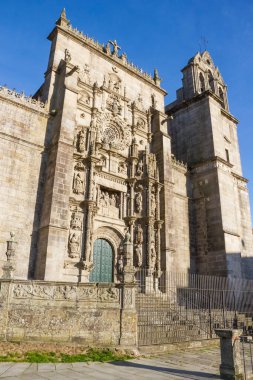 Pontevedra şehrinde, Saint Mary 'nin ön cephesi, verandası ve çan kulesi.