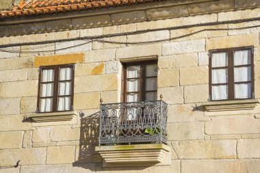 Eski balkon ve taş binadaki pencereler