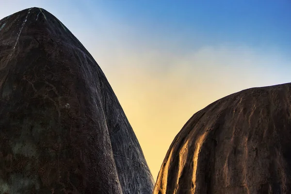 Luces Sombras Una Estructura Iluminada Por Luces Del Crepúsculo —  Fotos de Stock