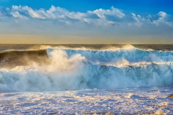 Большие Волны Обрушились Побережье Деревни Анкора Португалии — стоковое фото