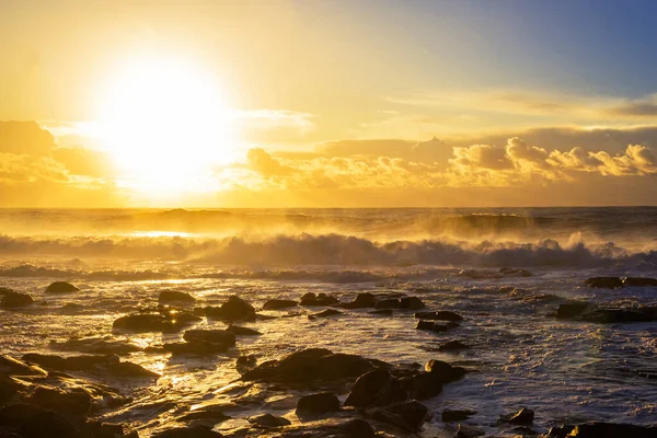 Fale Załamujące Się Złotym Zachodzie Słońca Skalistym Wybrzeżu Wioski Ancora — Zdjęcie stockowe