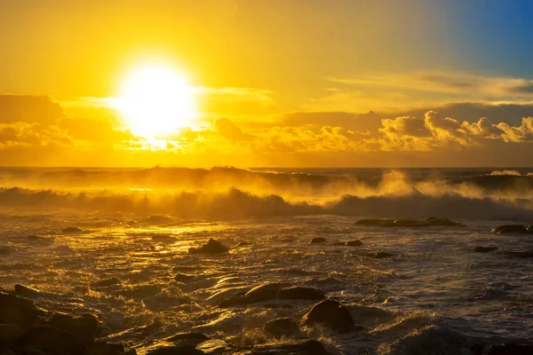 Fale Morskie Skały Przybrzeżne Przy Złotym Zachodzie Słońca Wybrzeżu Ancora — Zdjęcie stockowe