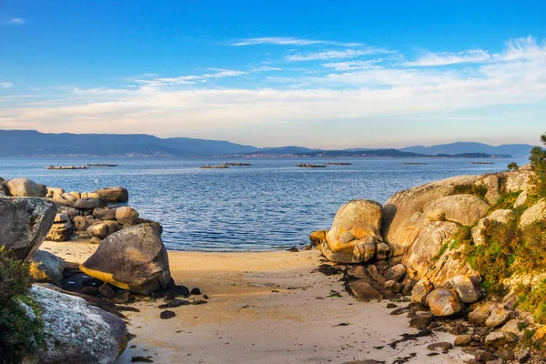 Kleine Sandbucht Zwischen Granitfelsen Der Küste Der Insel Arousa — Stockfoto