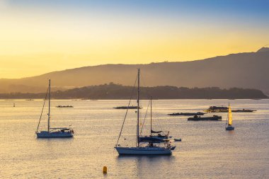 Günbatımında Arousa Estuary 'de yelkenli ve midye sulu salları