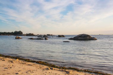 Arousa Adası, Galiçya, İspanya 'daki Gradin sahilinden Granik kayalar yükseliyor.