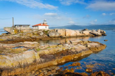 Punta Cabalo 'daki deniz feneri Arousa Adası' ndaki kayalık pelerin.