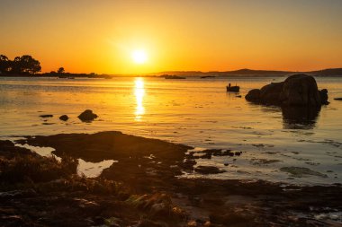Espineiro nehri Arousa Adası 'nda altın gün batımında.