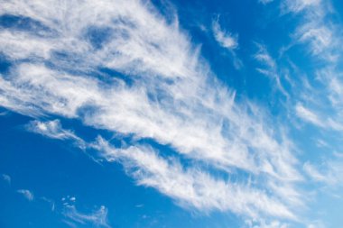 Mavi gökyüzü arkaplanındaki Cirrostratus bulutları