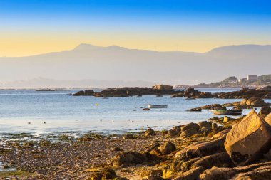 Akşamları Arousa adasında kayıklar demirlerken, Curota Dağı da arka plandaydı.
