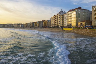 Silgar sahilinde dalgalar kopuyor ve Sanxenxo turisti, akşam deniz kenarı