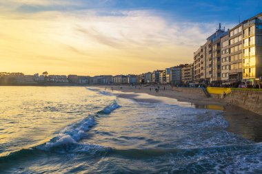 Silgar sahilinde dalgalar ve günbatımında Sanxenxo turist şehri sahillerinde dalgalar
