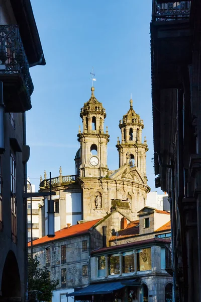 Pontevedra Sokaklarındaki Binalar Arasında Pergrina Kilisesinin Iki Çan Kulesi Var — Stok fotoğraf