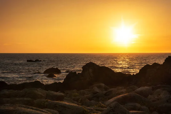 Costa Rocosa Del Cabo Corrubedo Atardecer Dorado Sobre Océano Atlántico — Foto de Stock