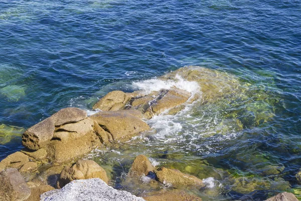 Прибрежная Скала Выходящая Воды Омываемая Волнами — стоковое фото
