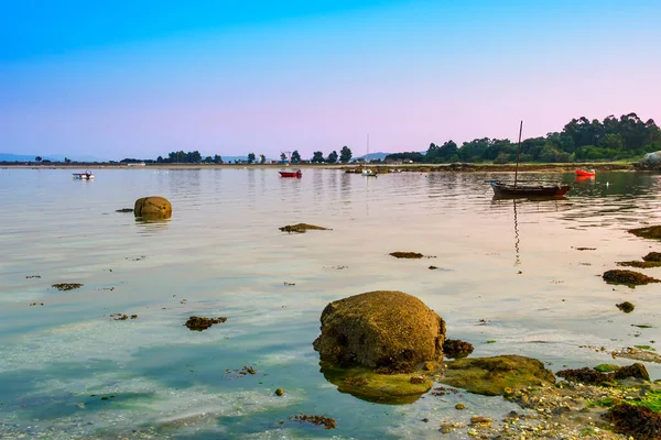 Akşamları Arousa Adası Ndaki Riason Plajında Demirli Tekneler — Stok fotoğraf