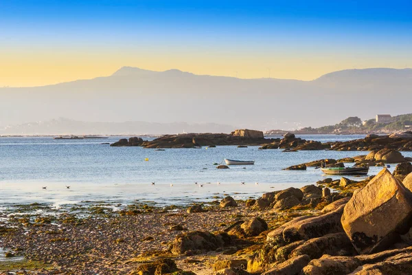 Skalnaté Pobřeží Ans Zakotvené Lodě Ostrově Arousa Večer Curota Mount — Stock fotografie