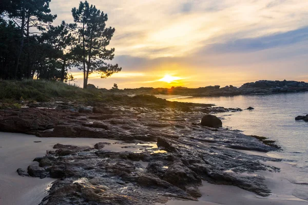 Pobřežní Skály Pláži Area Secada Ostrově Arousa Při Západu Slunce — Stock fotografie