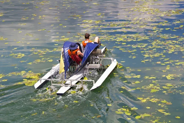 Мужчина Женщина Едут Плавучих Велосипедных Лодках Через Озеро — стоковое фото